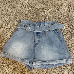 super cute denim jean shorts with belt